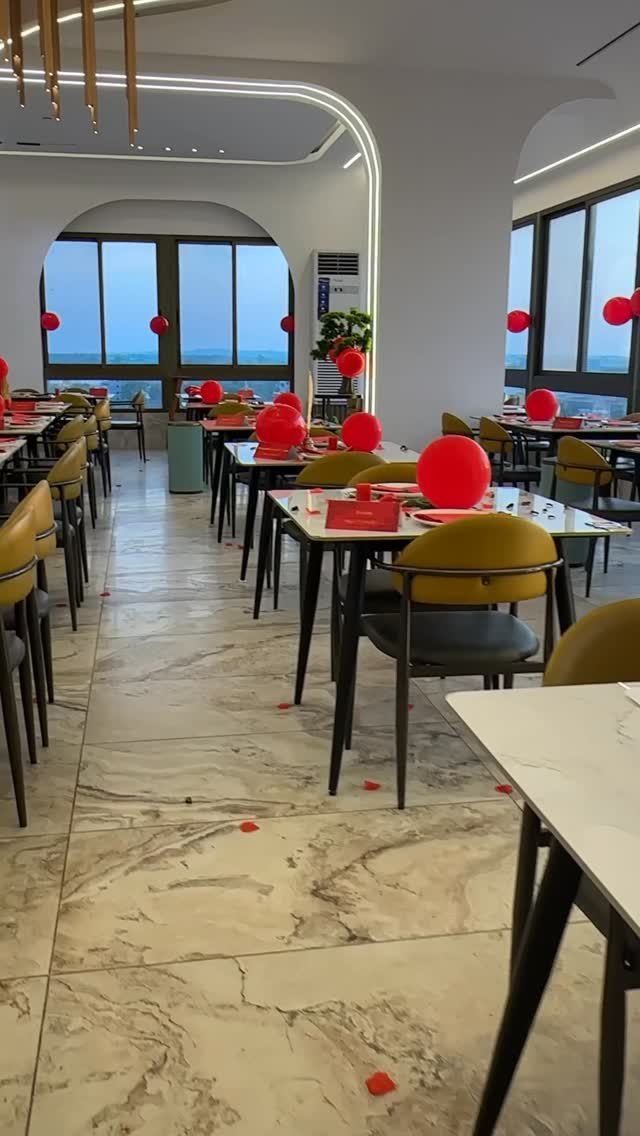 Salle du restaurant de Two Seasons Hotel, Bangui